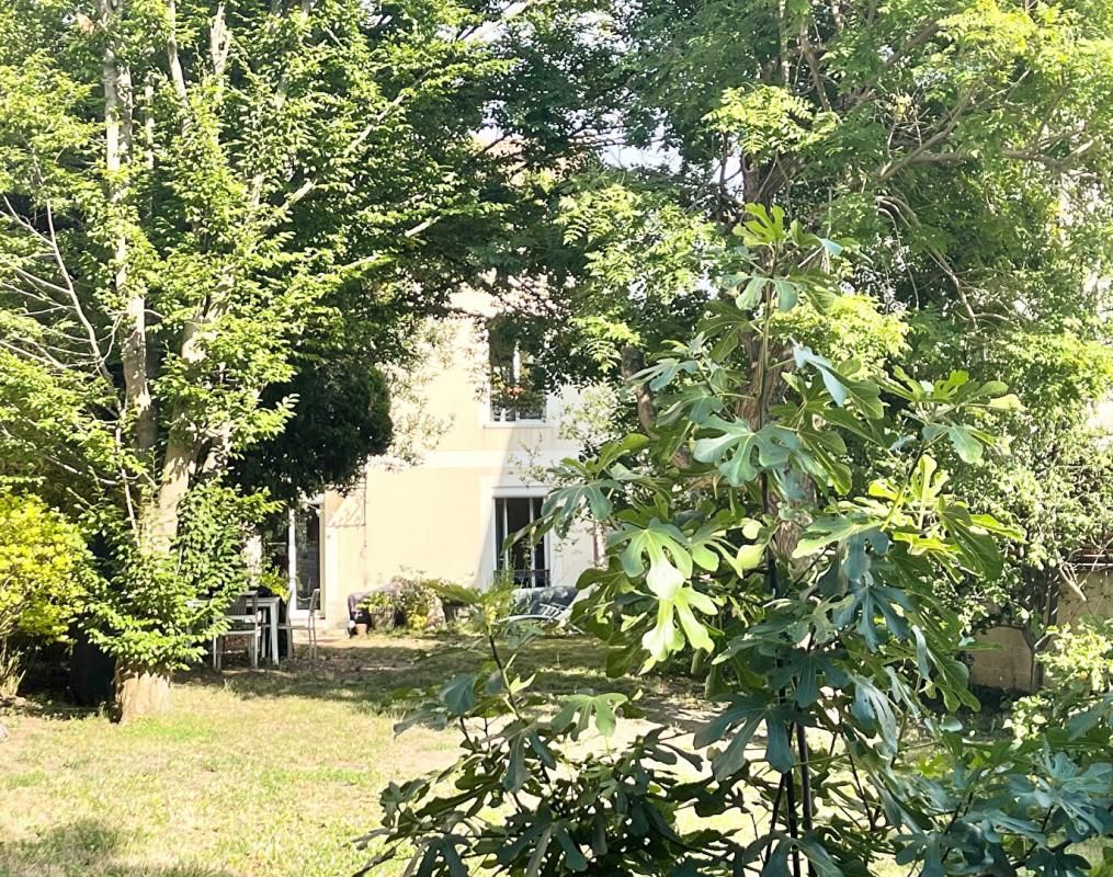 CLAMART MAISON non mitoyenne avec GRAND JARDIN