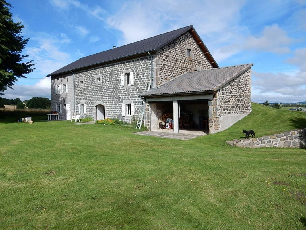 Les Vastres, 43430 ancien corps de ferme 123 m²  habitables environ 4 chambres écurie-grange, double garage sur 1800m² de terrain