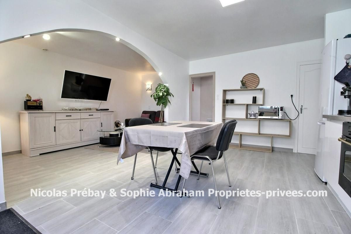 Maison en pierres de 4 pièces avec garage et terrain