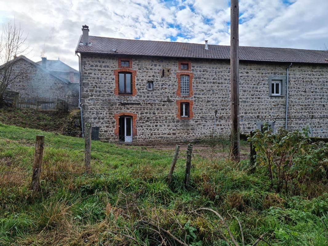 St Régis du Coin 42660  Maison pierre environ 108m² habitables, quatre chambres sur 2100m² de terrain