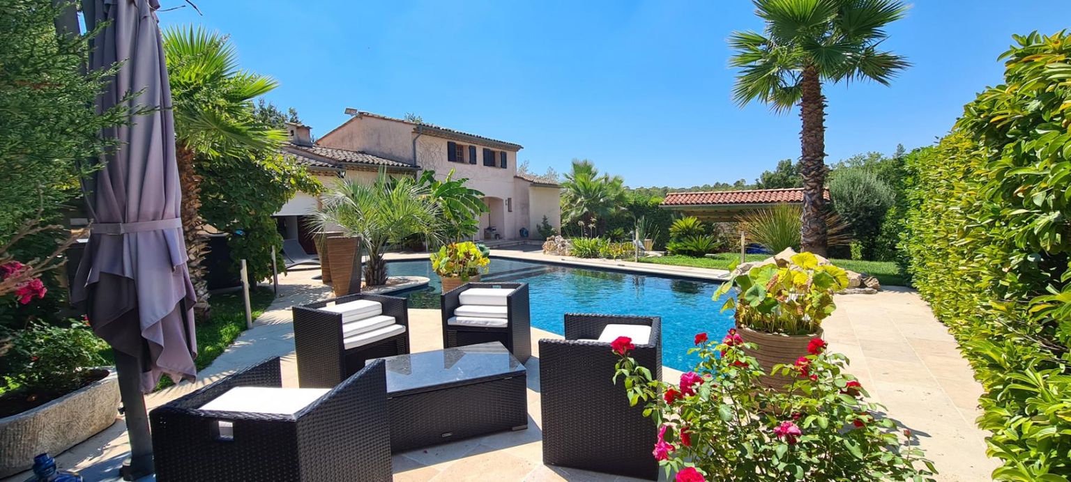 Jolie villa dans un écrin de verdure avec jardin paysager et piscine