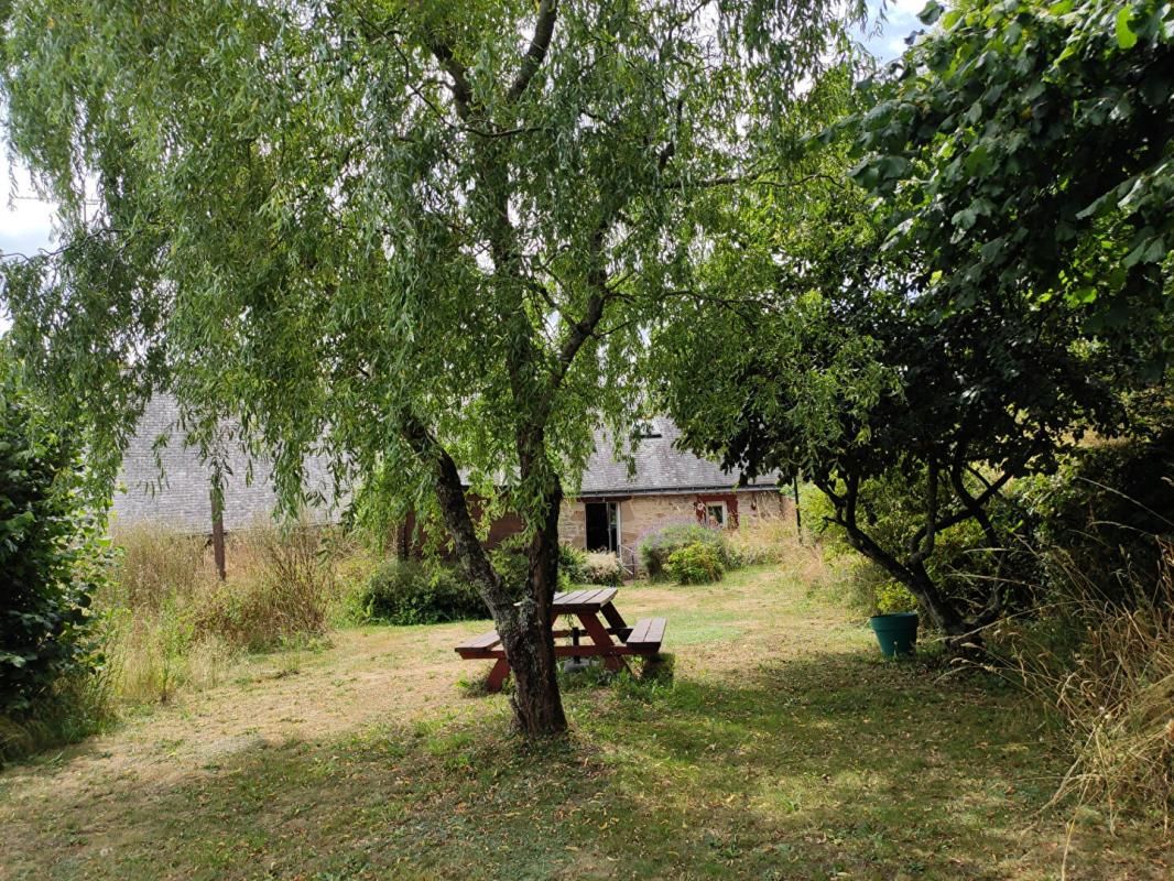 Maison  de charme au calme, jardin arboré proche commodités