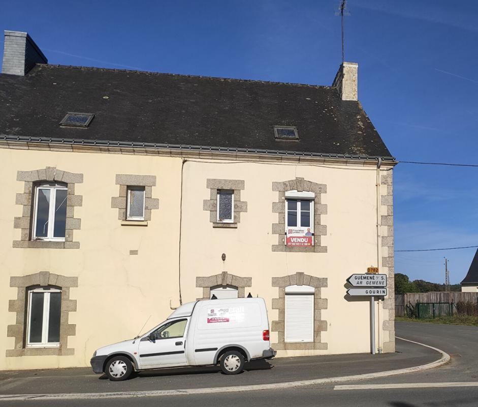 Vendue sous exclusivité: Maison petit prix 2 grandes chambres Locmalo avec garage, hangar, jardin à rénover