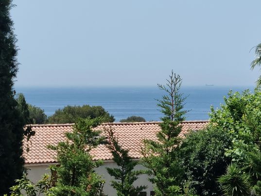 HAUT DE VILLA T4  97 m2 - JARDIN  STATIONNEMENTS BANDOL VUE MER