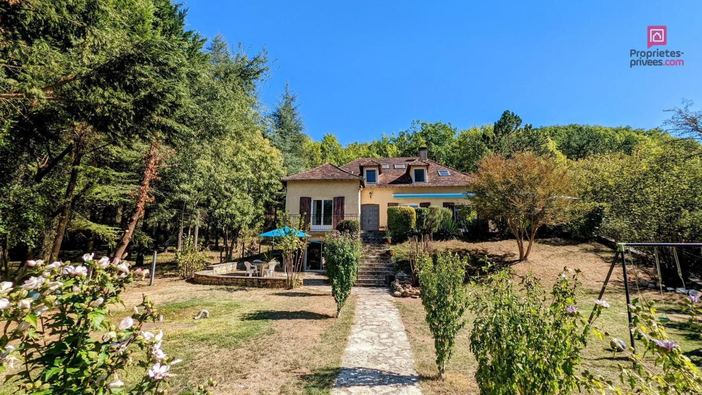 Grande maison familiale avec studio aménagé, beau jardin arboré et piscine