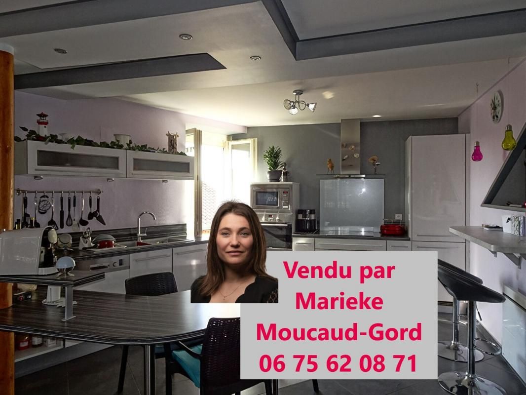 Immeuble centre de Sainte Sigolene 250 m2 3 appartements et un commerce