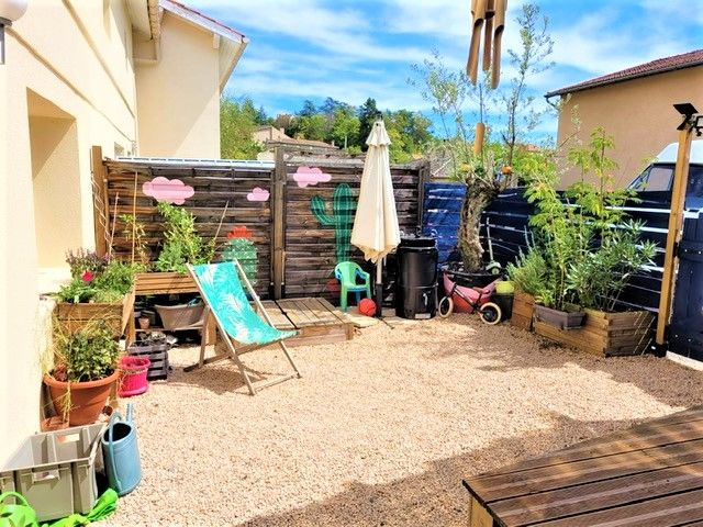 LE BOIS D'OINGT, maison 90 m2 refaite à neuf  avec terrasse