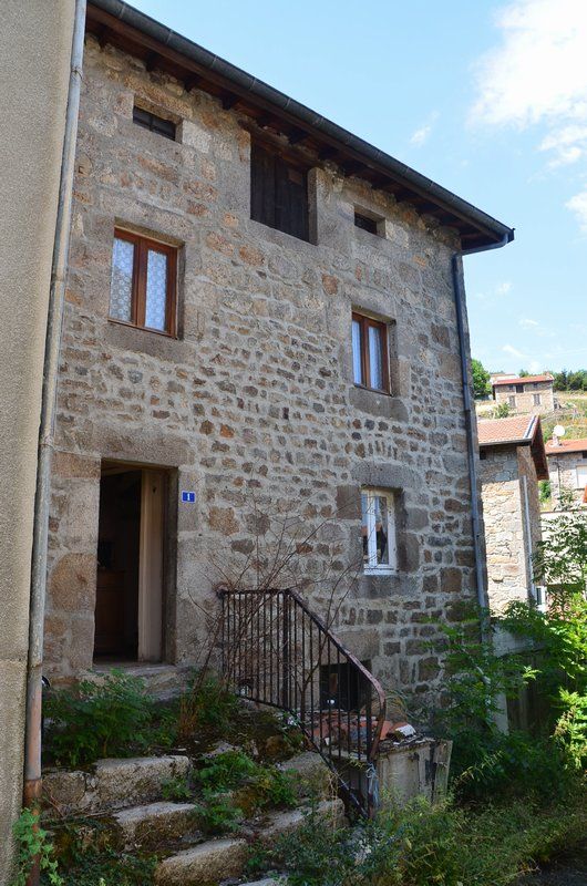 Maison pierre 4 pièces, une cave, pas de salle de bains ni de WC aucun assainissement