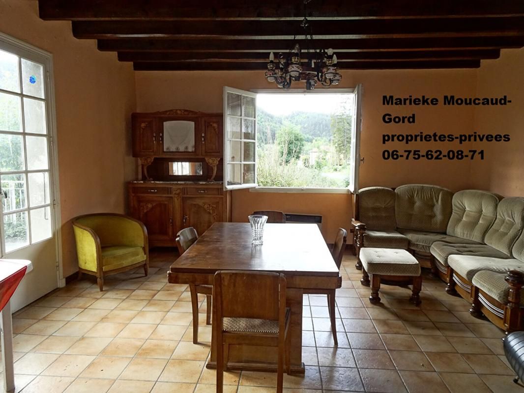 Grande maison à rénover 4 chambres avec jardin dans un hameau de Beauzac