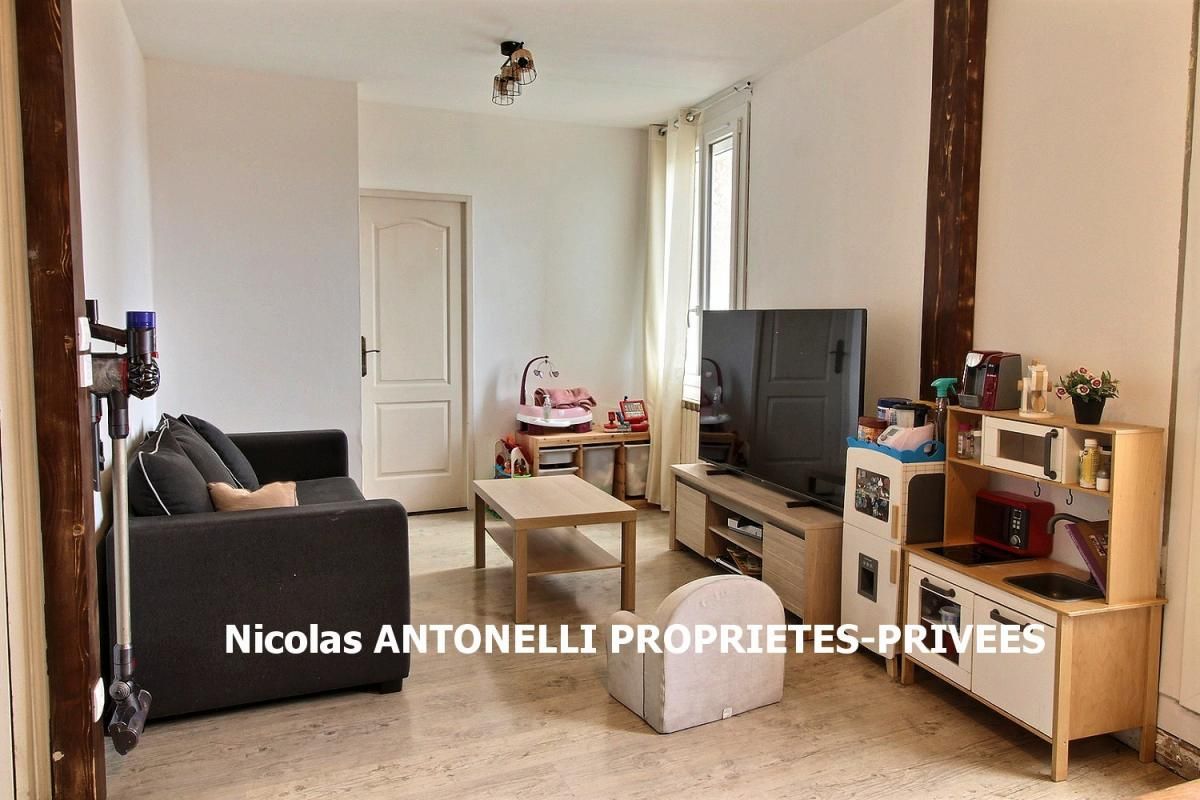 Appartement 92m² habitables, TROIS CHAMBRES, UNE GRANDE CAVE DE 90m², UN JARDIN DE 60m²