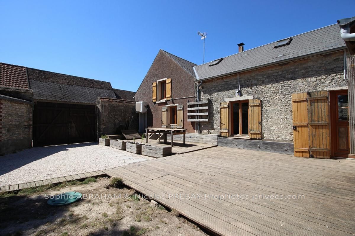 Maison en pierres avec jardin et dépendance