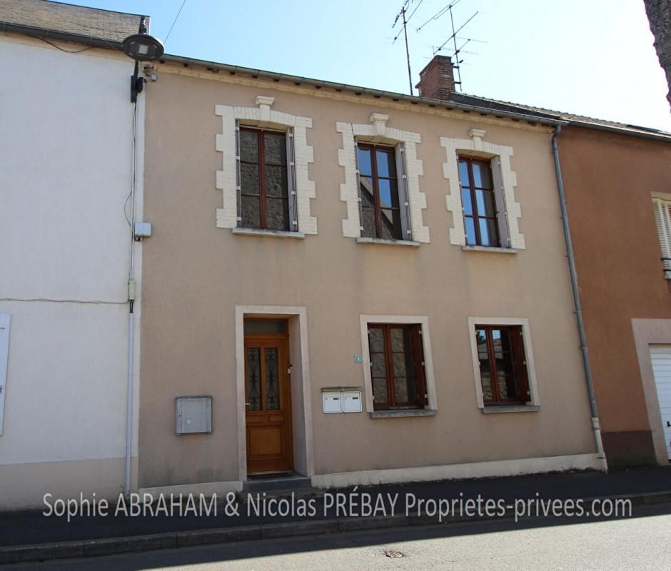 Maison composée de 2 logements  avec cave et cour close