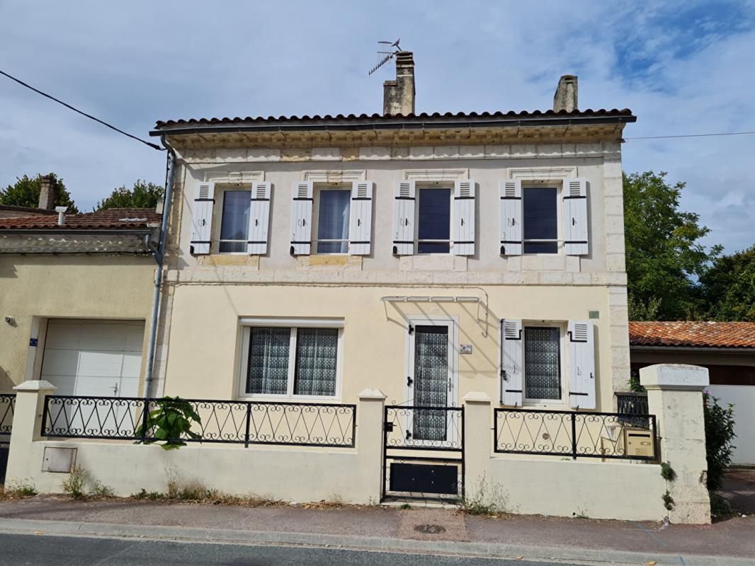 Maison  de ville en pierres 74 chambres 120 m2 jardinet