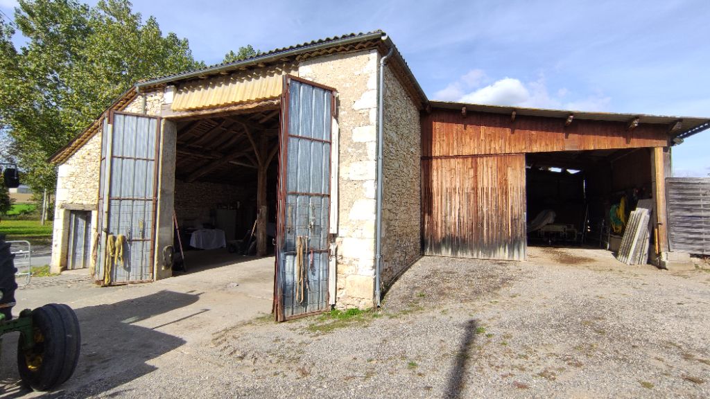 Castillonnès Grange en pierre à aménager + hangar + parking