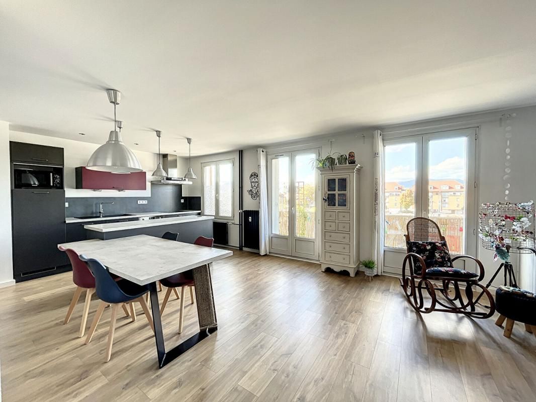 Appartement Colmar F4/F5 de 98 m2 proche de la Gare , de la Préfecture, ainsi que de la Chambre du Commerce et de l'Industrie, avec Parking Privatif