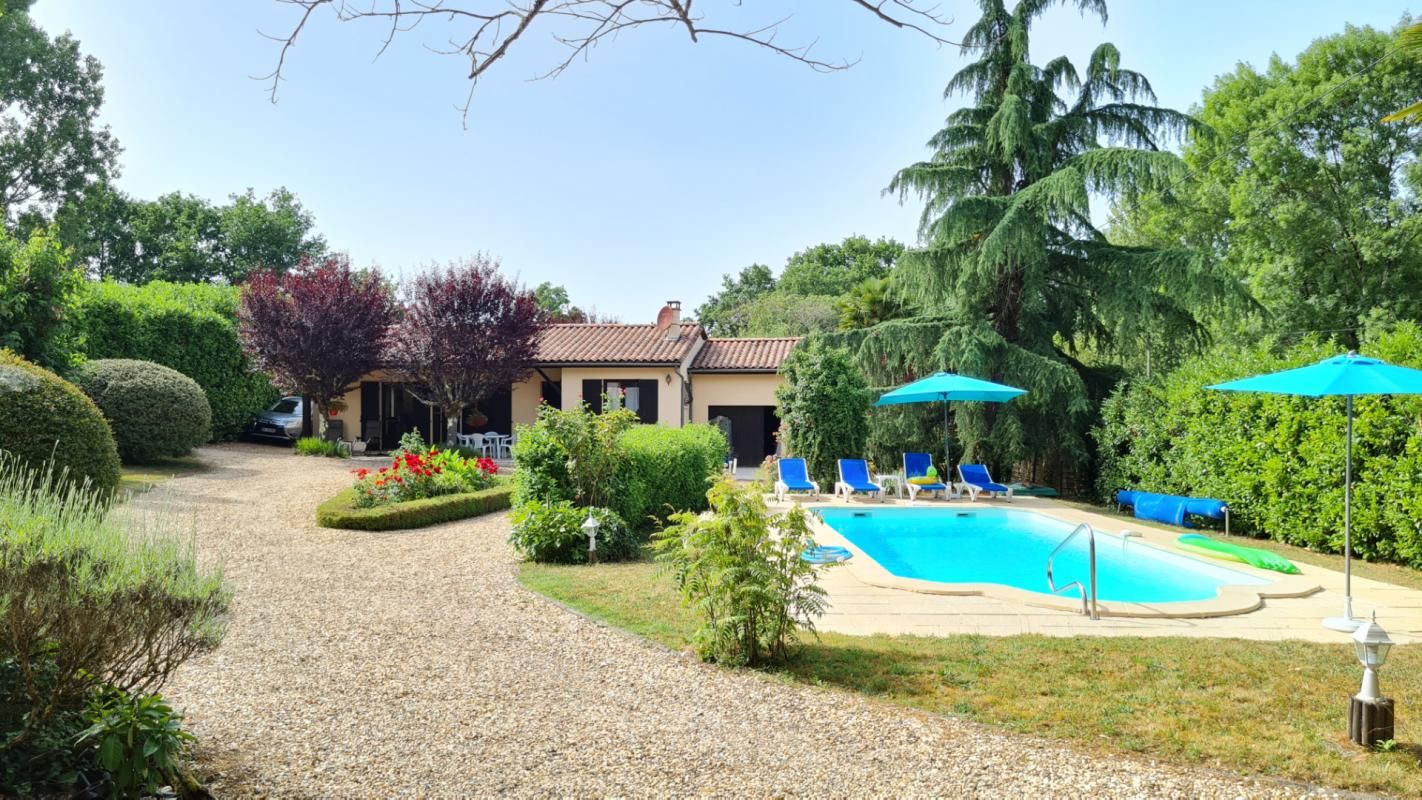 Secteur Mussidan 24400 Maison de plain pied dans village 5 pièces 99 m2 parcelle 2545 m²
