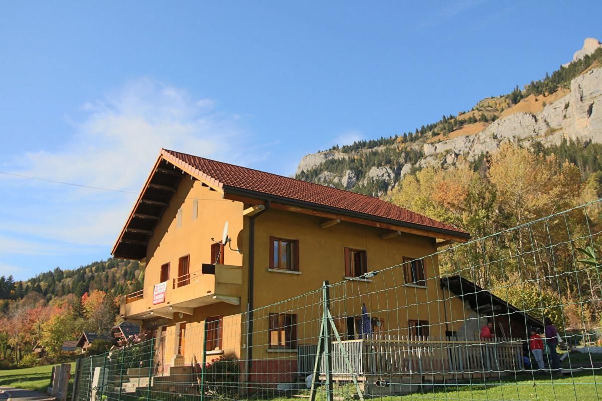 PASSY , PLATEAU D'ASSY, MAISON DE VILLAGE 225 M2 environ ,12 pièces , 460000 euros