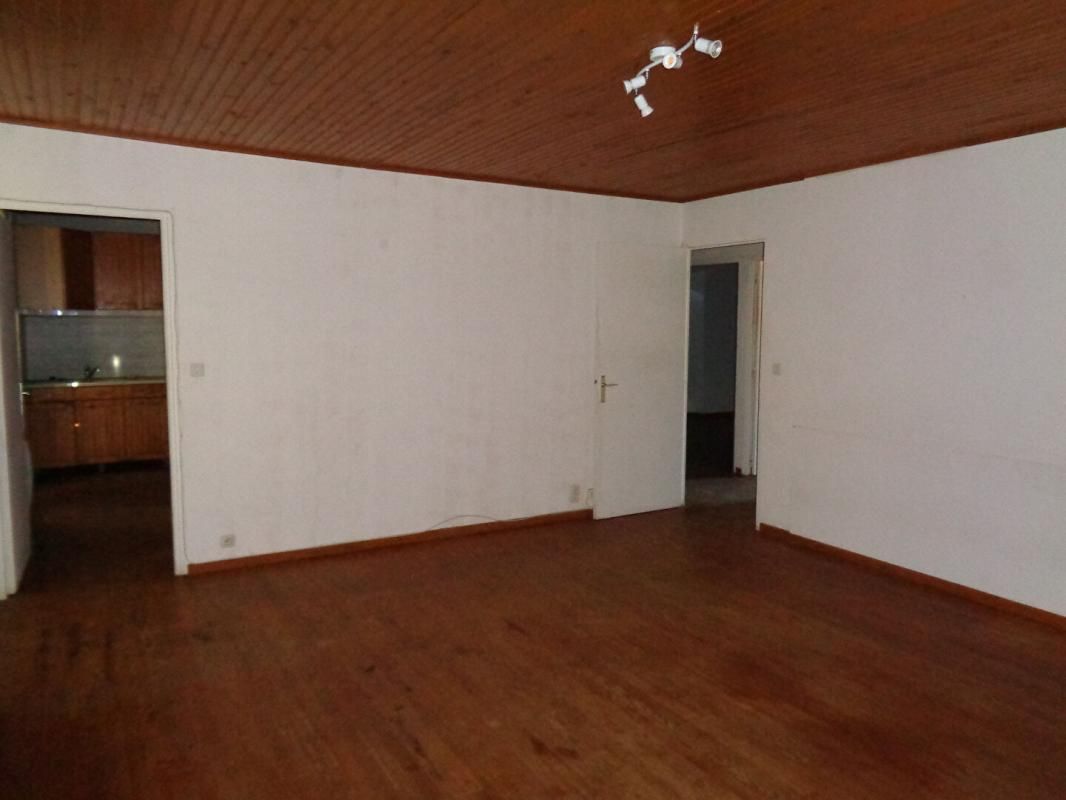 Landos(43), immeuble de bourg de 200m2 habitables sur 3 niveaux