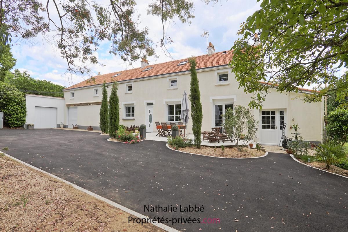 Maison Chaumes En Retz 9 pièce(s) 252 m2 env sur 5000m² terrain