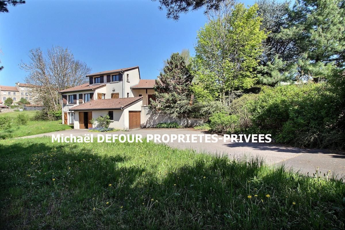 Sainte-Sigolène 43600 Maison d'environ 222 m² habitables, 5 chambres sur 3112 m² de terrain
