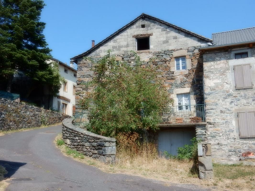 Queyrières, 43260, maison des années 1900 construite en pierres à aménager avec possibilité de constituer 2 niveaux d'habitation de 100 m²  chacun et 1 sous-sol de 75 m²