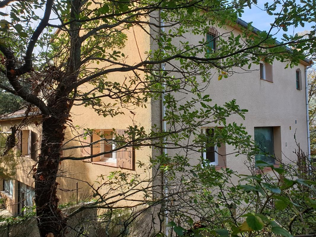 Maison  indépendante de 170 m2 avec 2 logements locatifs au calme sur les hauteurs de  Maureillas