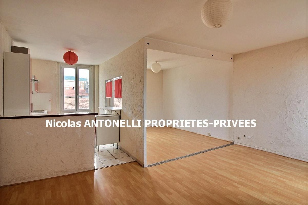 FIRMINY FIRMINY (42700) RUE GAMBETTA, PLEIN CENTRE VILLE Appartement T2 46m² ( 63m² au sol ) au deuxième et dernier étage sans ascenseur d'un petit immeuble sécurisé 1 chambre ( possibilité d'en créer une seconde) 1