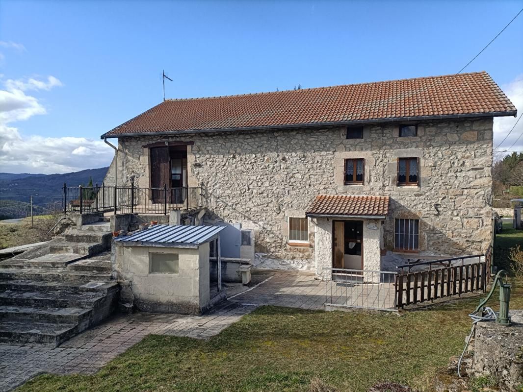 Maison en pierre entièrement à rénover d'environ 136m² habitable sur environ 1000m²