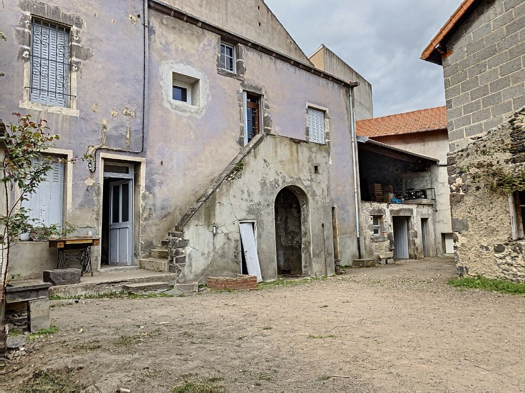 Maison à rénover avec dépendances et cour