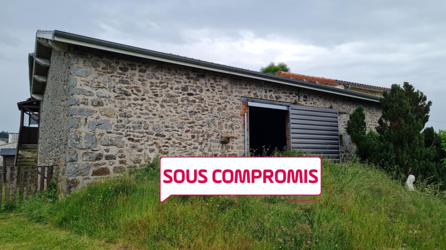 *** SOUS COMPROMIS *** Saint Romain les Atheux centre 42660 écurie grange avec terrain attenant