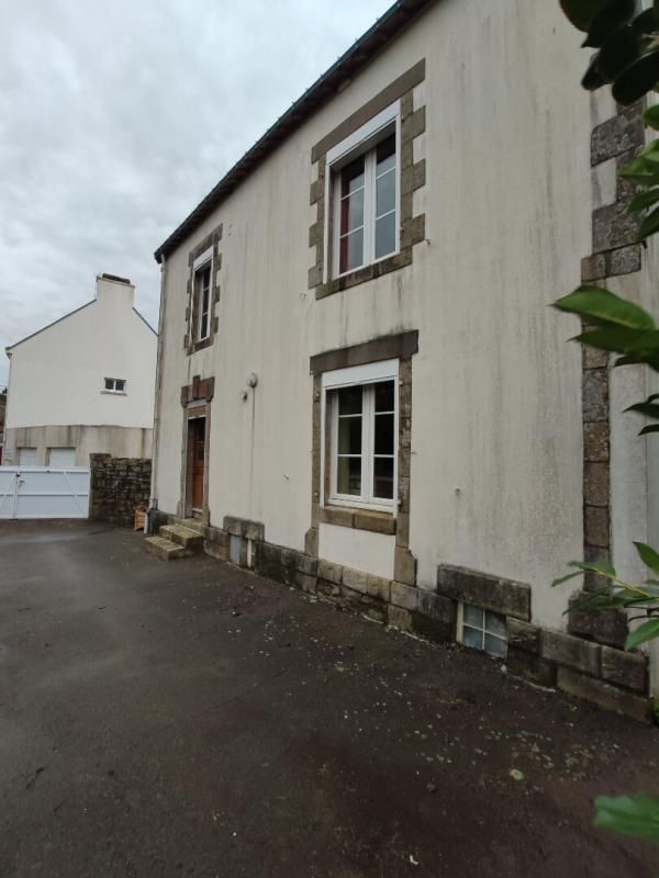Maison plein centre Guémené avec jardin, dépendance, 2 chambres
