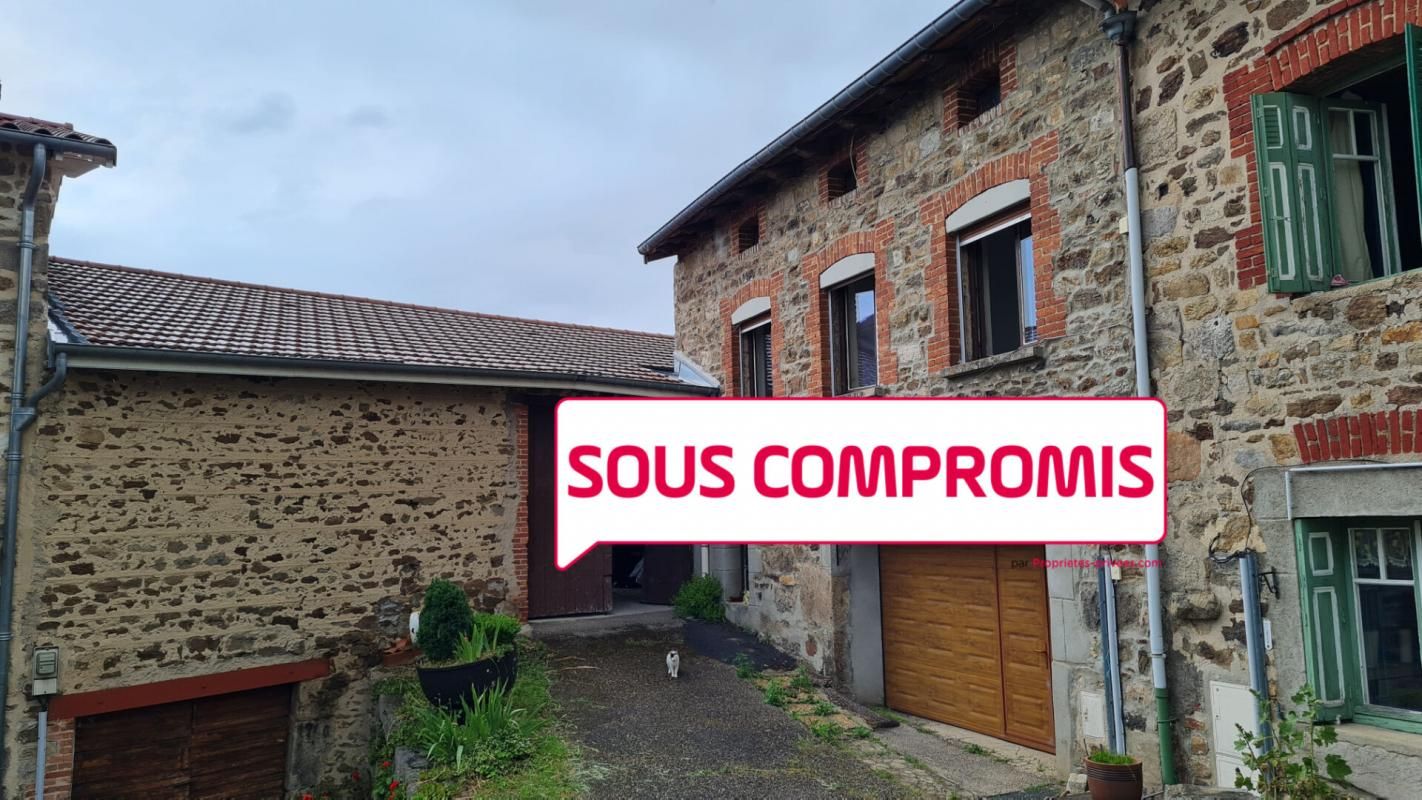 *** SOUS COMPROMIS *** Saint Romain les Atheux Centre maison de village en pierre à rénover env. 50m² habitables une chambre, garage sur 233m² de terrain