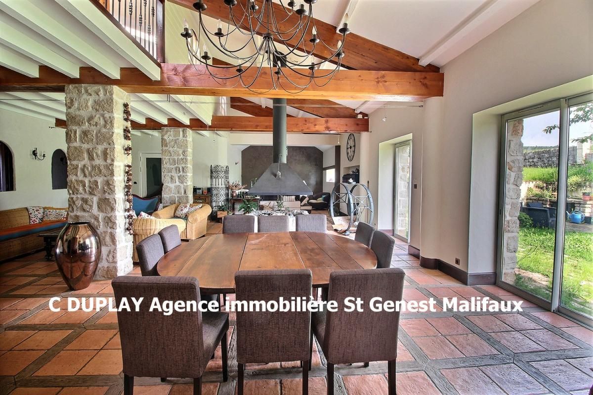 PROPRIETE 304m² 4 CHAMBRES 4 SDB, 3WC, dépendances 1900m² de terrain