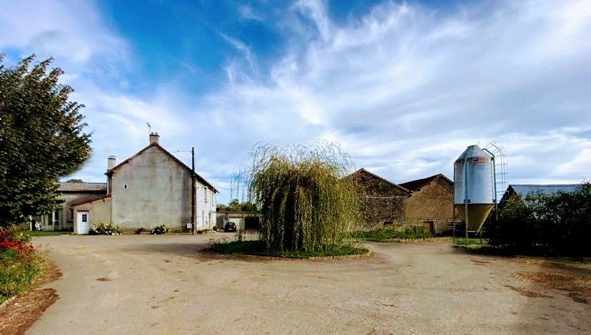 Exploitation agricole avec étang à Nexon 240 m2