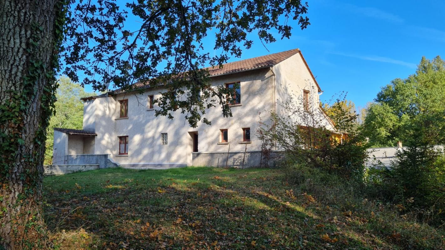 2 Immeubles de rapport Douzillac 420 m² et 190 m² habitables, dépendances, terrain 12495 m²