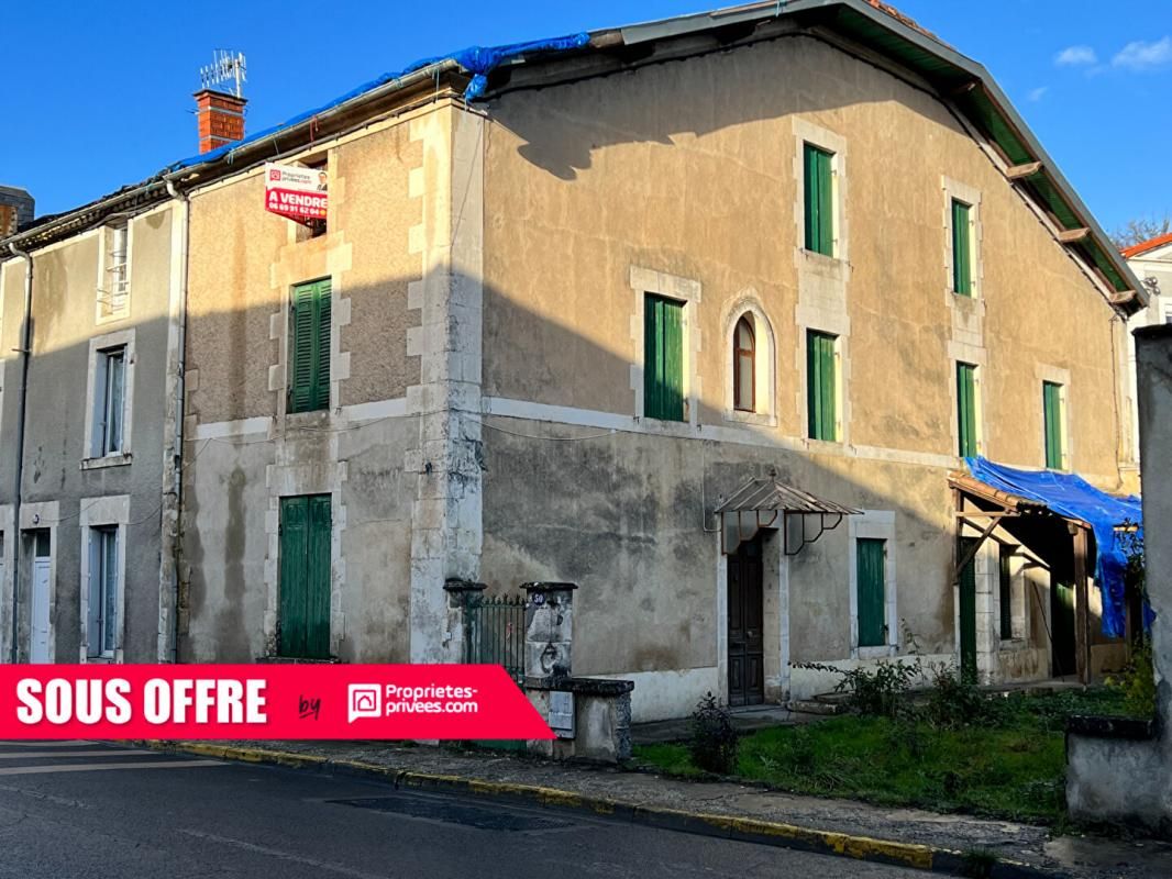 Maison de bourg T10 d'env. 228 m2 à réhabiliter entièrement dans le centre de RIBERAC (24600)