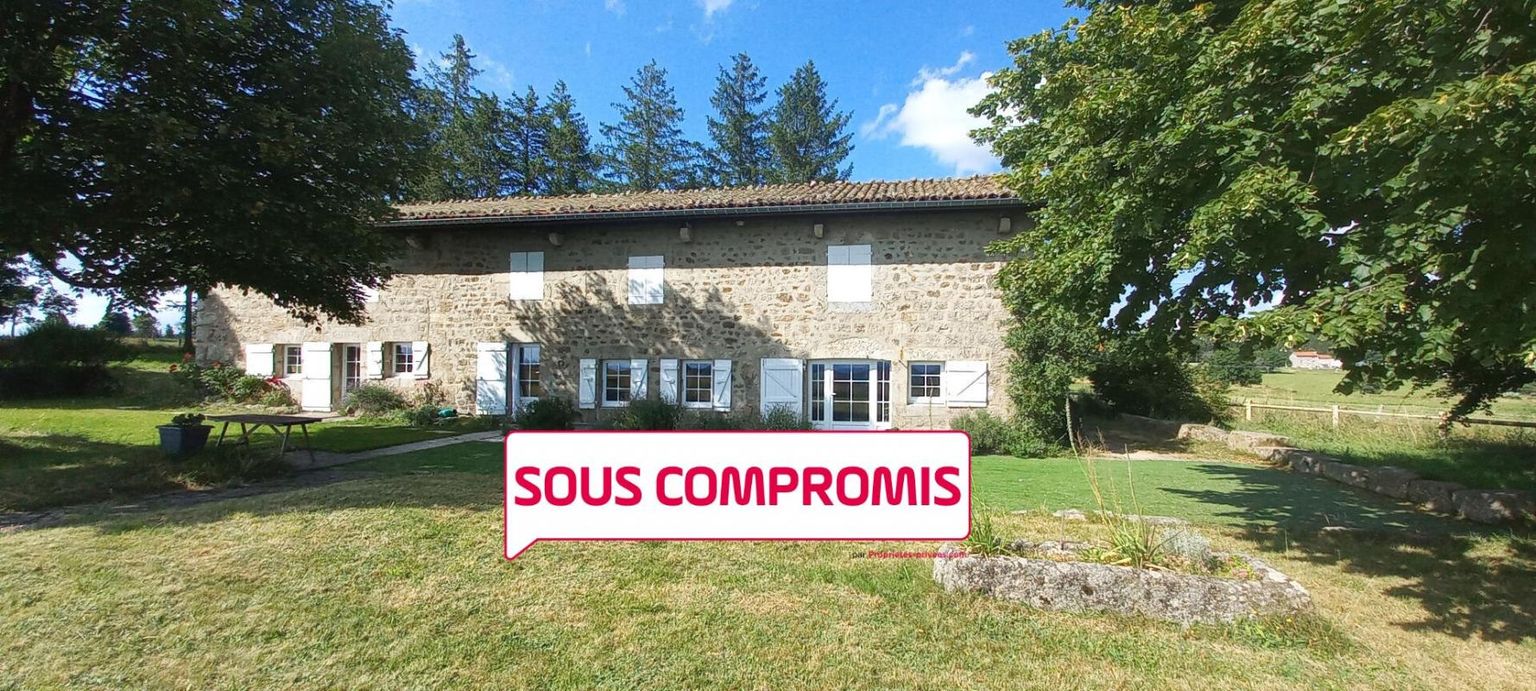 *** SOUS COMPROMIS*** Entre Saint Genest Malifaux et Marlhes 42660 à 2,5 km du village de Saint Genest magnifique bâtisse en pierre 260m² habitables 6 chambres sur 2200m² de terrain et 3400m² de terrain non attenant