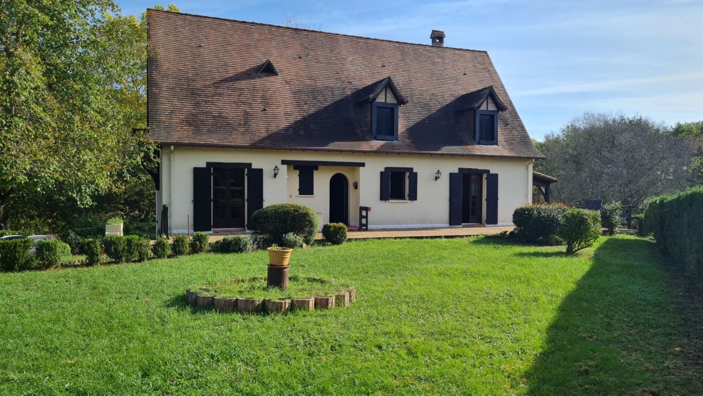 24400 Maison proche centre Mussidan 8 pièces 202 m2, 8 pièces sous sol et jardin