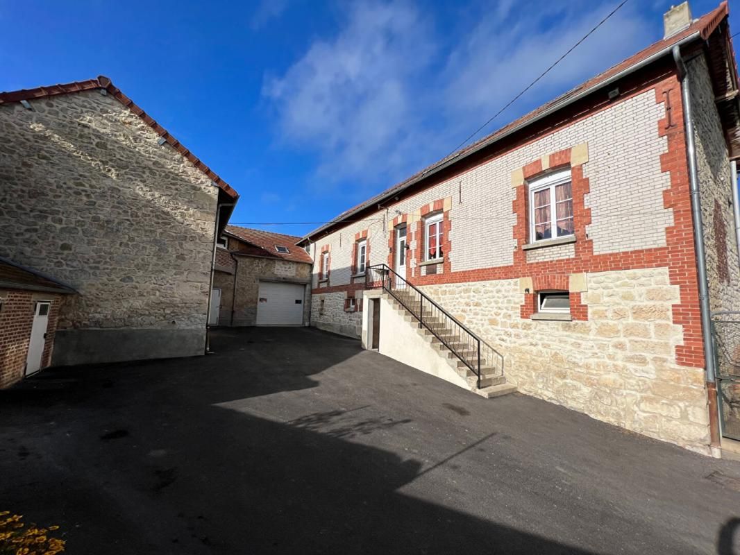 Fermette en pierre de 5 chambres avec dépendances