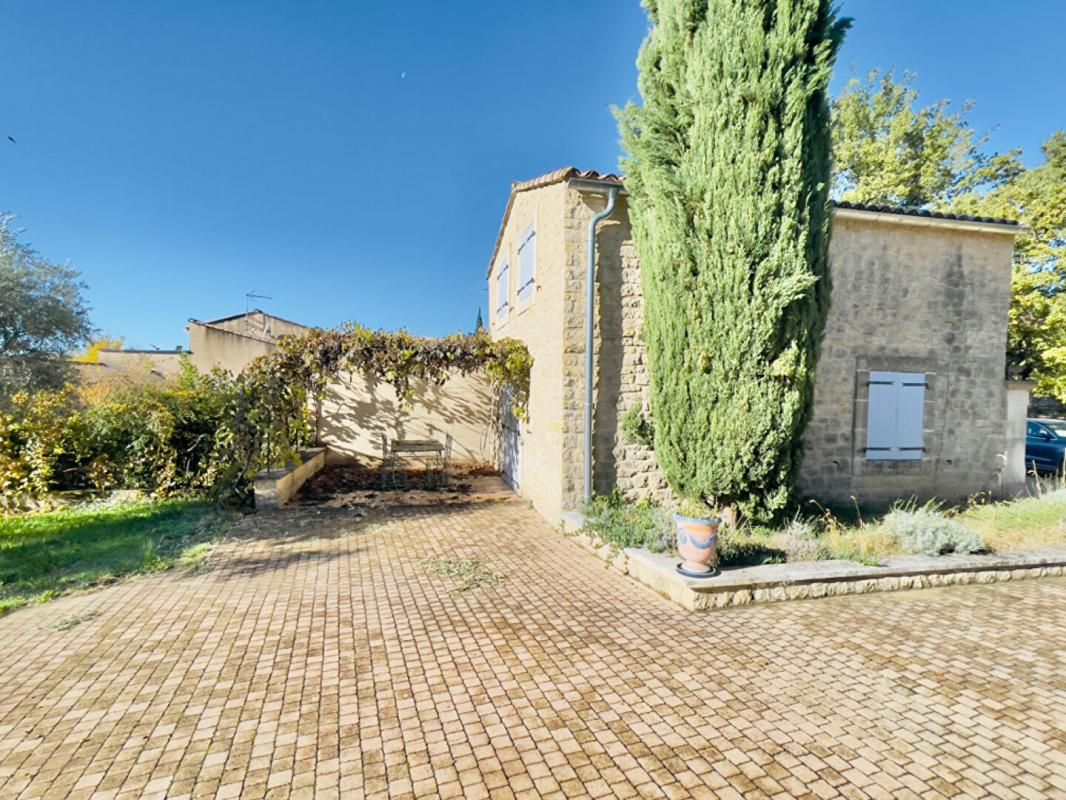 Au coeur du Luberon sud, Propriété néo-moderne style Roman en situation de nature prairie et chênes, située tout proche de Lourmarin secteur Lauri
