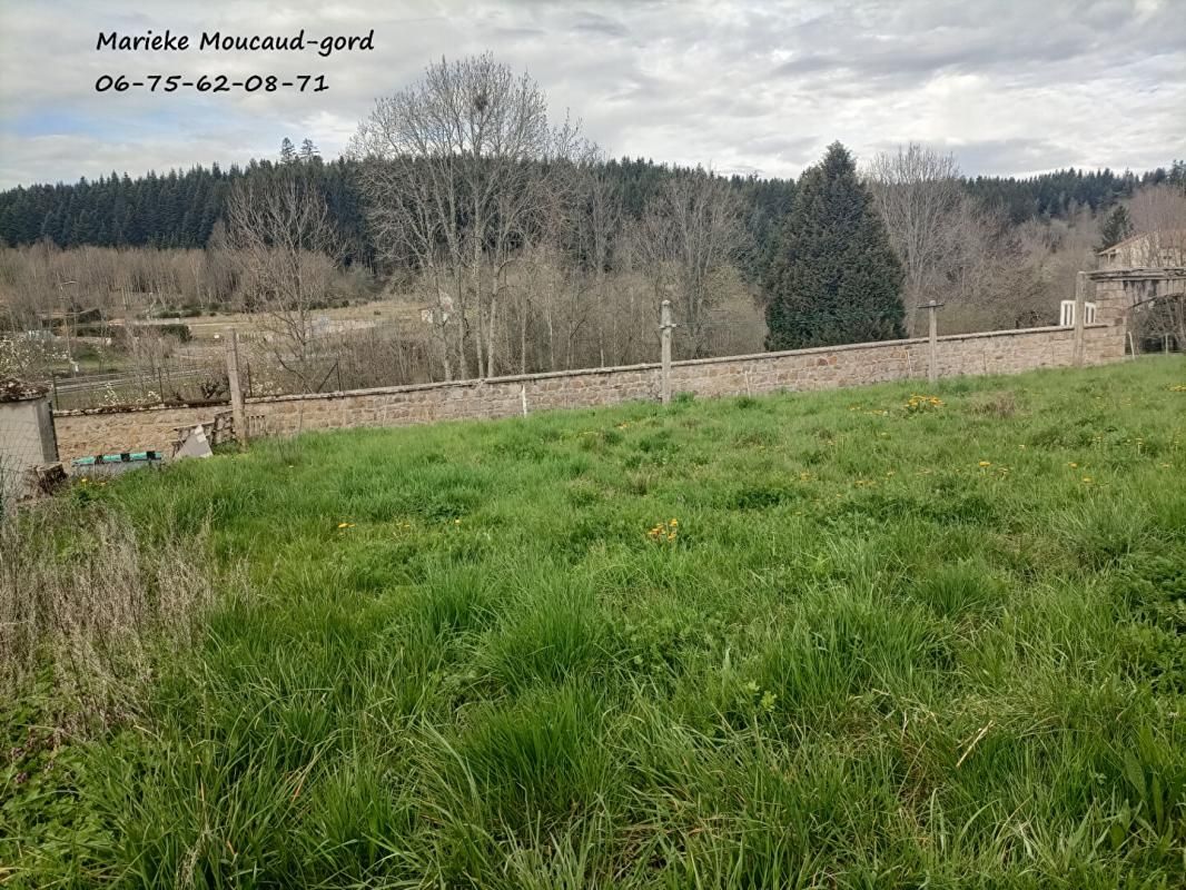 Terrain plat constructible Estivareilles 1120 m2 plein centre 39 000