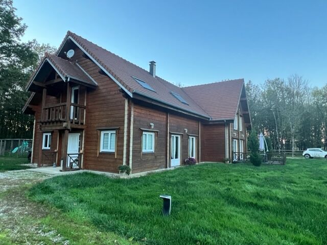 Superbe bâtisse en madrier massif  ( gîte, chambres d'hôtes )