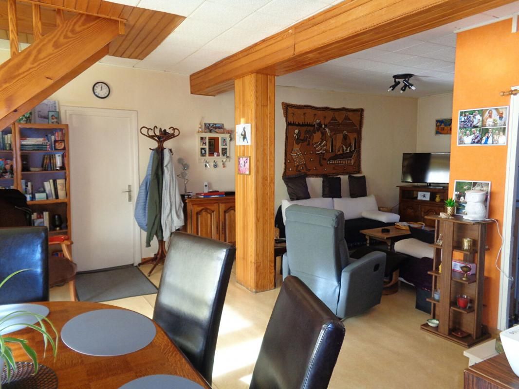 Landos(43), immeuble de bourg de 200m2 habitables, 4 chambres + annexes
