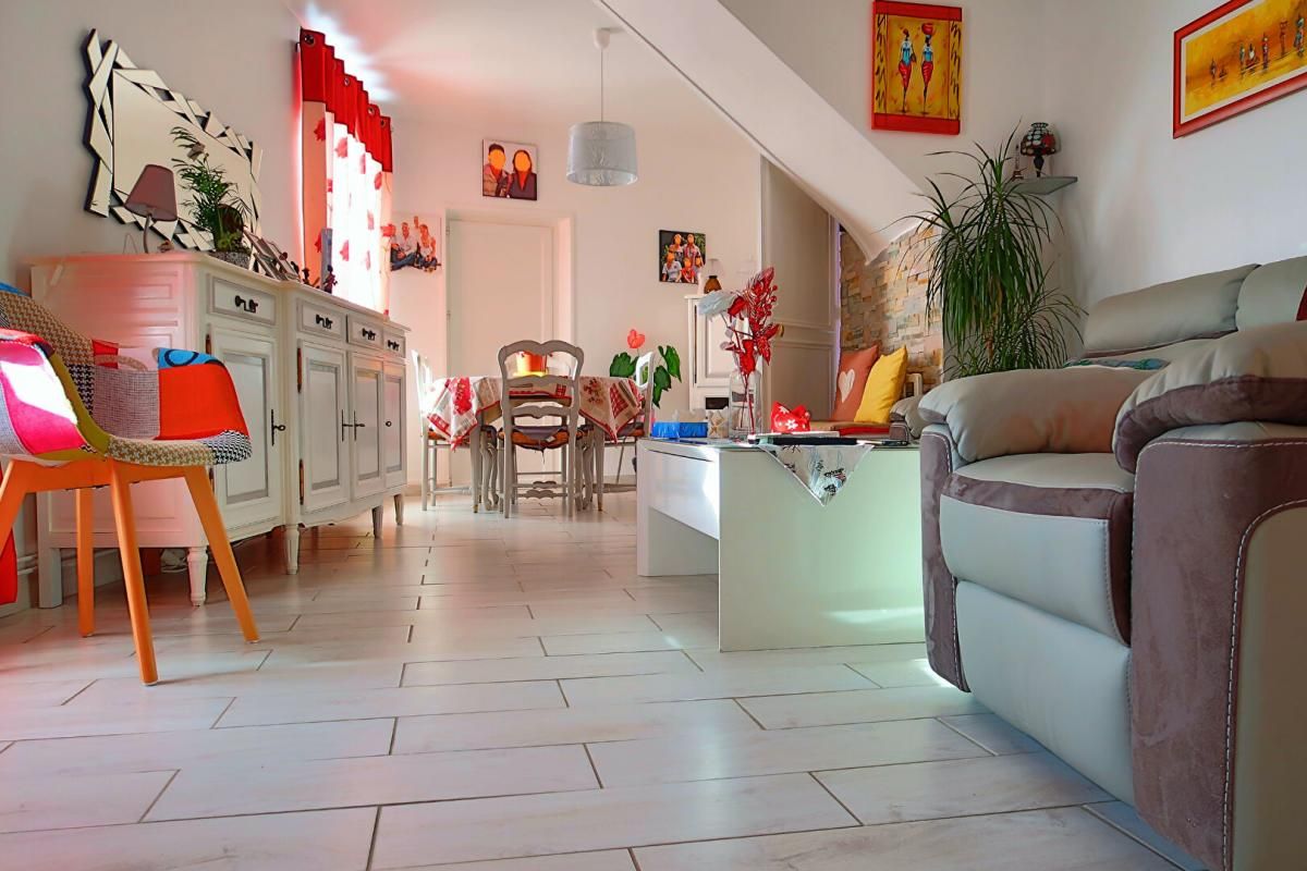 CENTRE VILLE DE MARINES. AU CALME, A PROXIMITE DES COMMERCES ET DES COMMODITES, ECOLES, COLLEGE;