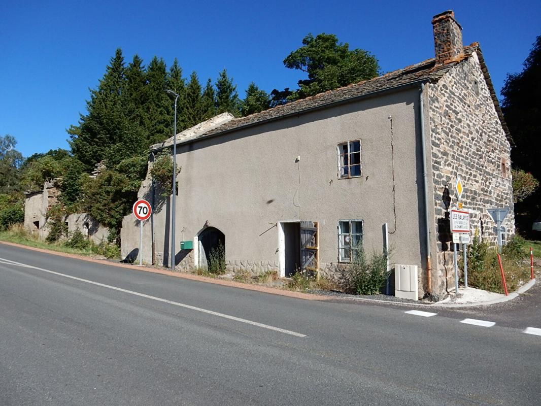 Araules, 43200, ancien corps de ferme sur 2 niveaux, d'une surface utile de 185 m² environ, 2 chambres sur 2500m² de terrain de m²