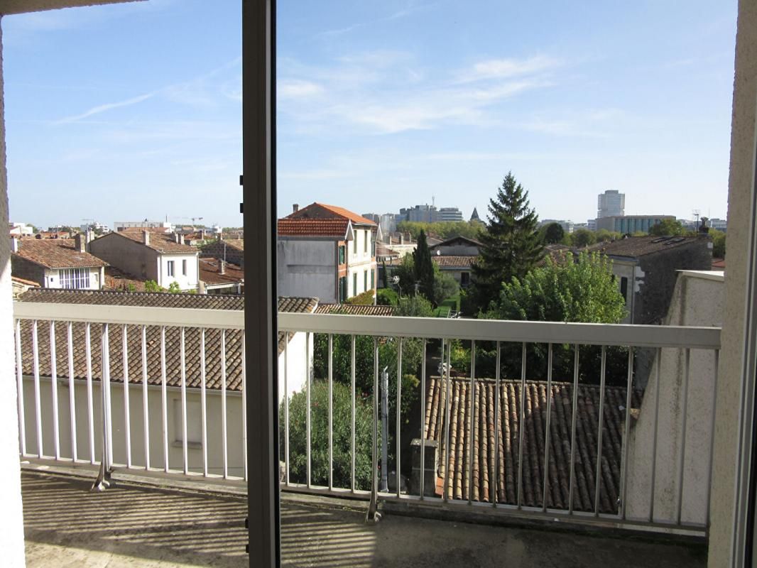 Bel appartement T3 lumineux au dernier étage avec ascenseur, terrasse avec vue, et parking