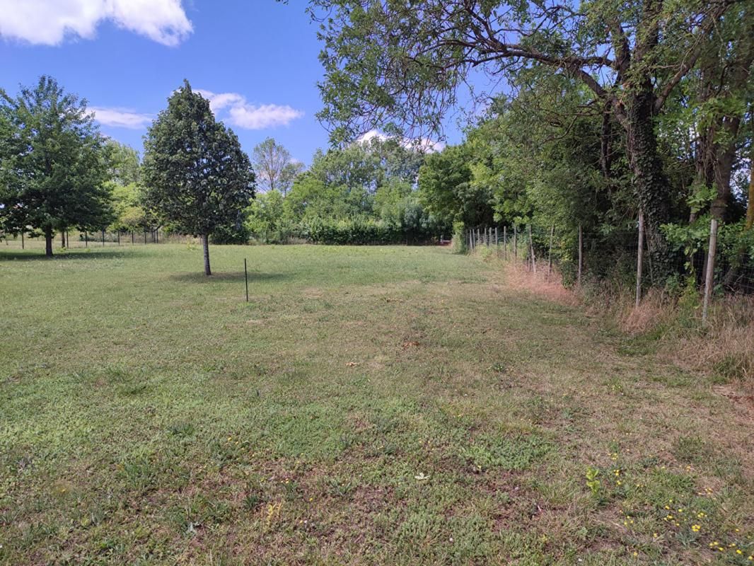 17700 SURGERES- Terrain à vendre 1200 m2
