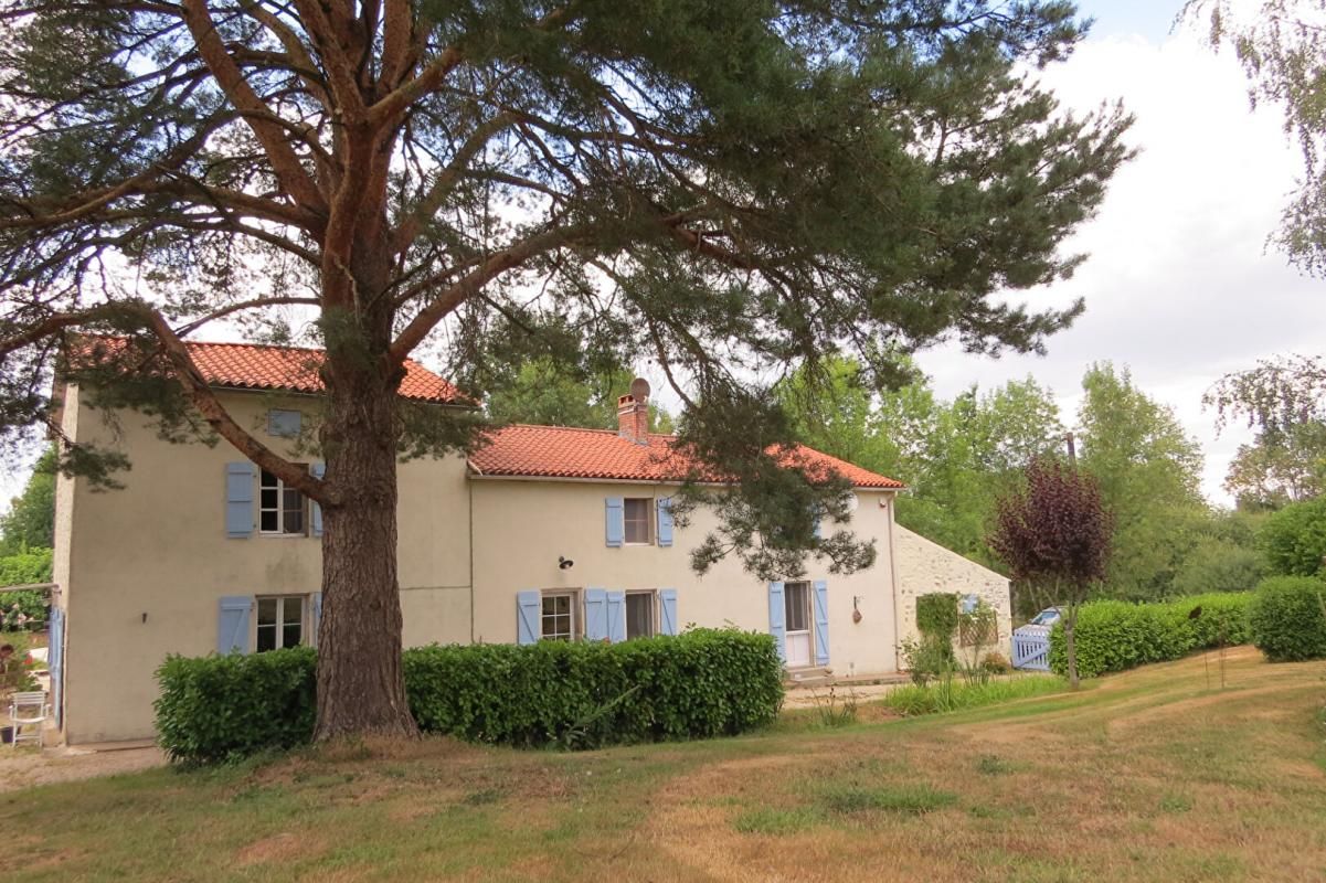 Elégante longère avec piscine et dépendances dans un cadre de charme