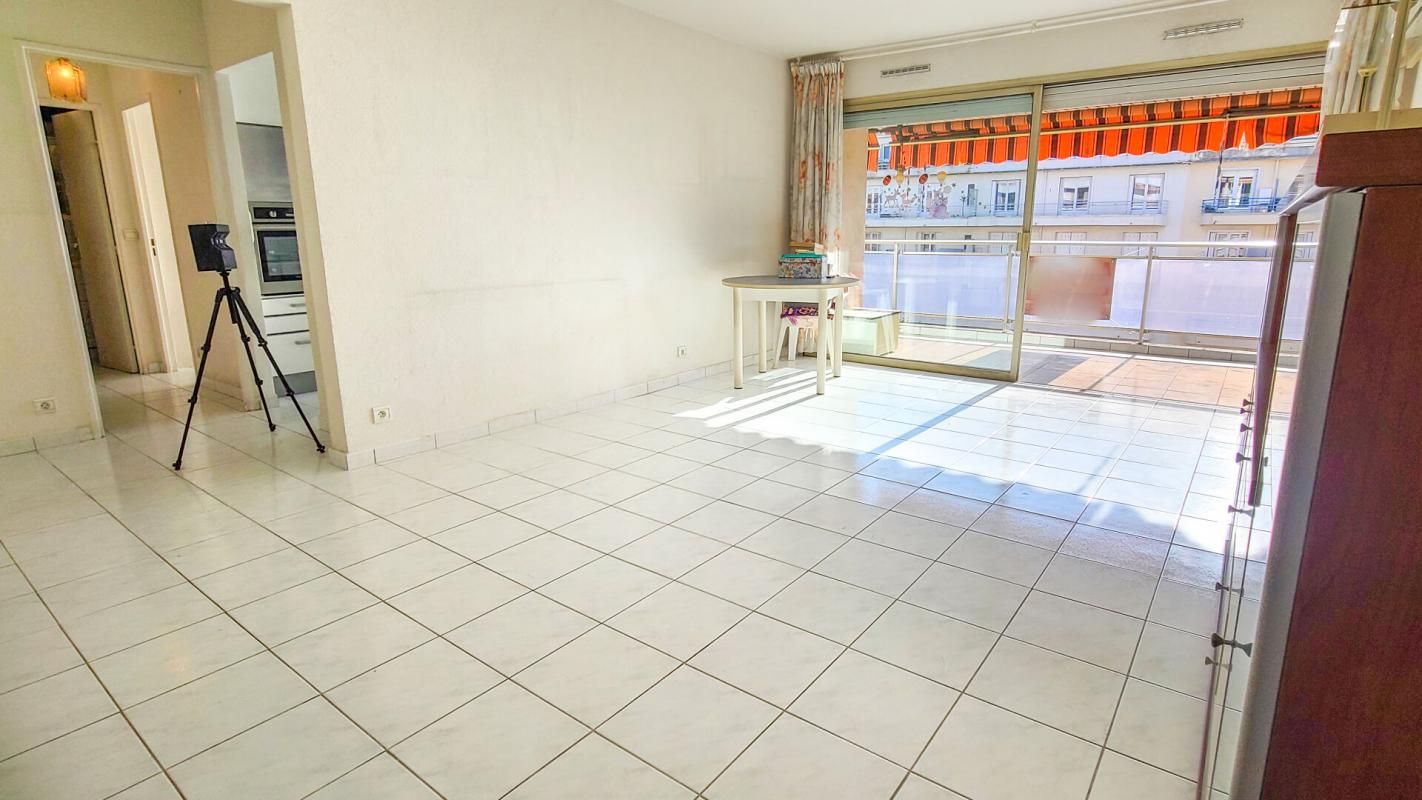 Appartement Juan-les-pins 2 pièce(s) 59 m2 297 000 euros Pont du Lys
