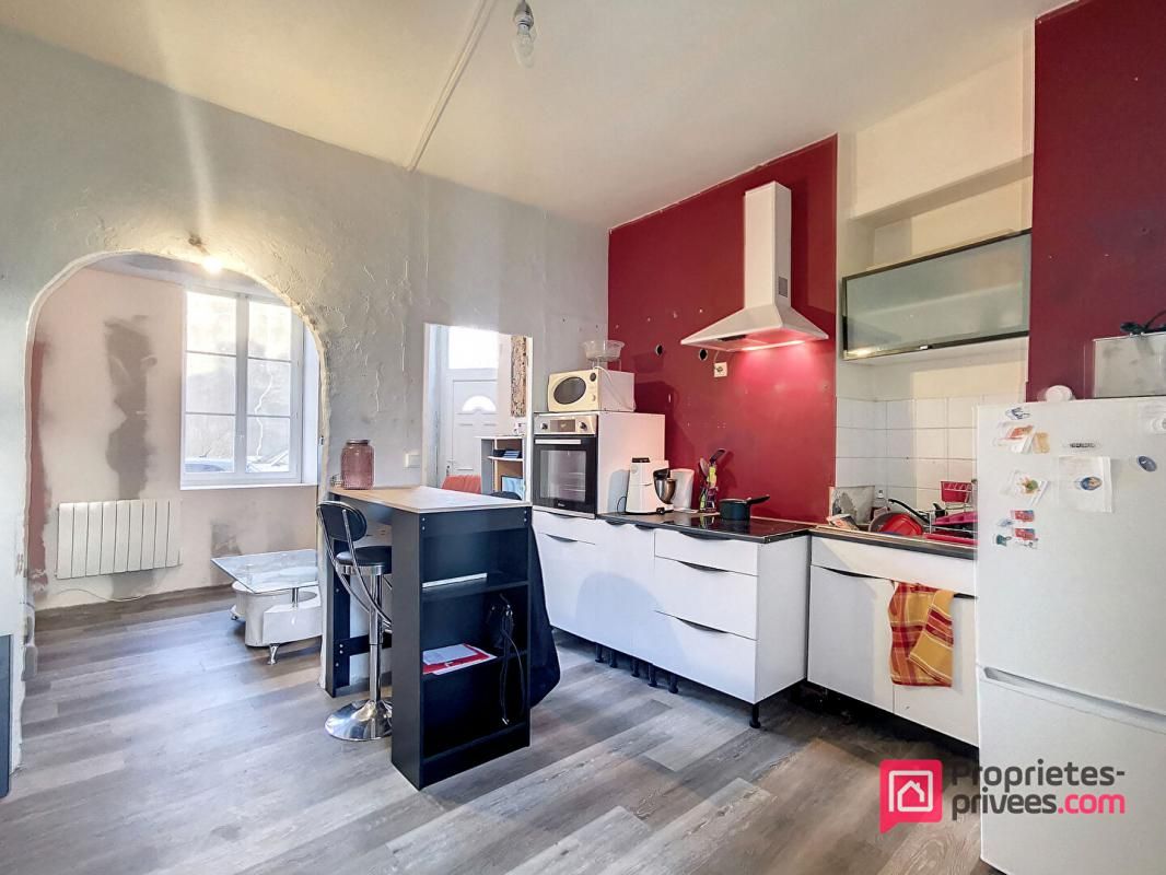Maison de bourg 80 m² env - 2 chambres - cour et cave